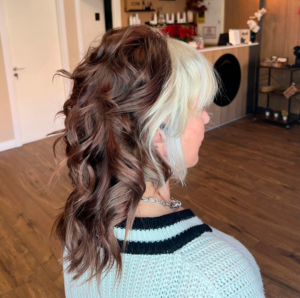 Corte de pelo masculino degradado en barbería moderna