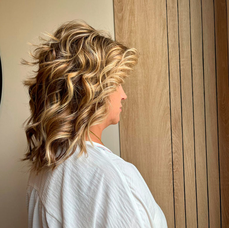 Cambio de look con tinte rubio en salón de belleza profesional